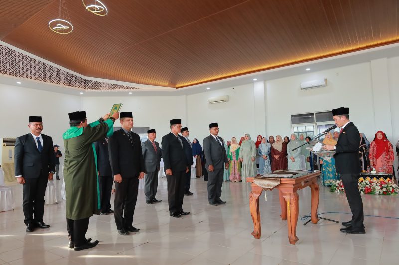 FOTO : Bupati Aceh Barat, Tarmizi, SP, MM, melantik tujuh pejabat tinggi daerah. dok : / KDNindonesia 2025.